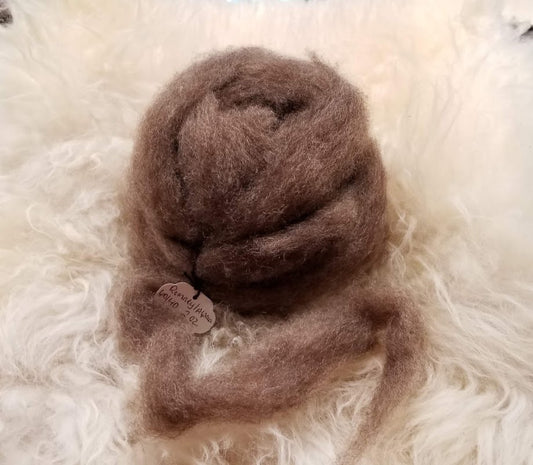 Medium Gray Romney carded roving